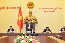 Председатель НС Выонг Динь Хюэ выступает на открытии заседания.