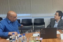 Торговый советник Торгового представительства Вьетнама в Израиле Ле Тхай Хоа и представитель израильского бизнеса на семинаре. Фото: ВИА