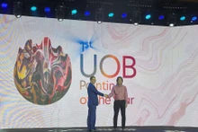 Директор UOB во Вьетнаме и замглавы Управления изобразительных искусств, фотографии и выставок Вьетнама на церемонии запуска конкурса. Фото: ВИА