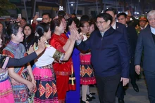 Премьер-министр Фам Минь Тьинь и представители этнических меньшинств провинции Каобанг. Фото: ВИА