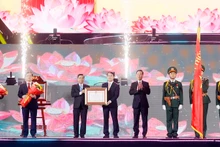 Президент Во Ван Тхыонг вручает Орден труда 1-й степени руководителям провинции Хаужанг. Фото: ВИА