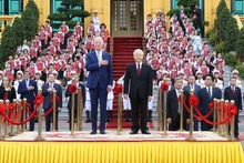 Генеральный секретарь ЦК КПВ Нгуен Фу Чонг и Президент США Джо Байден на церемонии поднятия флагов. Фото: ВИА