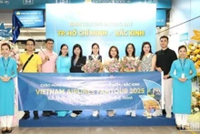 Vietnam Airlines дарит цветы пассажирам первого рейса г. Хошимина в Пекин.
