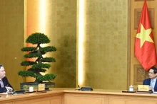 Премьер-министр Фам Минь Тьинь и Посол США во Вьетнаме Марк Эванс Кнаппер. Фото: Чан Хай