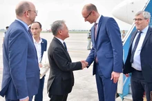 Заместитель председателя Комитета НС по внешним связм Дон Туан Фонг встречает Президента Национального совета Швейцарии Мартина Кандинаса. Фото: quochoi.vn