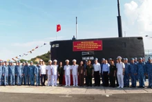 Вице-президент Во Тхи Ань Суан и военнослужащие 189-й бригады ВМС