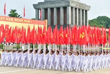 Твердо шагаем вперед под славным знаменем Партии