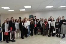 Российские участники конкурса и преподаватели вьетнамского языка. Фото: Суан Хынг