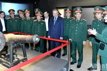 Генеральный секретарь ЦК КПВ То Лам посещает Вьетнамский музей военной истории. 