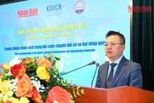 Главный редактор газеты «Нянзан» Ле Куок Минь выступает на конференции. Фото: Зюи Линь