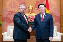 Председатель НС Выонг Динь Хюэ и Генеральный секретарь Профсоюзного центра трудящихся Кубы Улисес Гиларте де Насимиенто. Фото: Зюи Линь