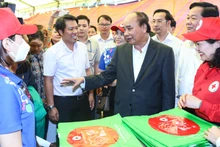 Президент Нгуен Суан Фук и жители уезда Хондат. Фото: vpctn.gov.vn