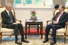 Генеральный секретарь ЦК КПВ То Лам и бывший Премьер-министр, старший министр, старший советник ПНД Сингапура Ли Сяньлун. Фото: ВИА