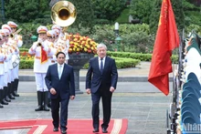Премьер-министр Фам Минь Тьинь и Премьер-министр Кыргызстана Адылбек Касымалиев обходят строй почетного караула. Фото: Чан Хай