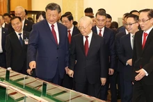Генеральный секретарь ЦК КПВ Нгуен Фу Чонг и Генеральный секретарь ЦК КПК, Председатель КНР Си Цзиньпин изучают подписанные документы о сотрудничестве. Фото: ВИА
