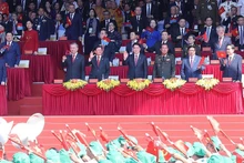 Руководители Вьетнама и стран мира на церемонии, посвященной 50-й годовщине Дня освобождения Южного Вьетнама и воссоединения страны. Фото: ВИА