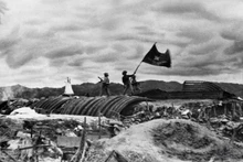 7 мая 1954 года весь укрепленный лагерь противника в Дьенбьенфу был уничтожен нашими войсками. Флаг «С решимостью сражаться, с решимостью одержать победу» развевается над командным блиндажом генерала де Кастри. Фото: ВИА