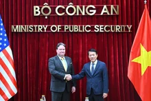 Министр общественной безопасности Лыонг Там Куанг и Посол США во Вьетнаме Марк Кнаппер. Фото: bocongan.gov.vn