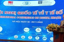 Замминистра здравоохранения Чан Ван Тхуан выступает на конференции.