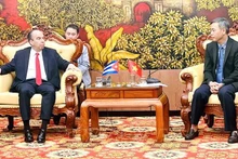 Постоянный заместитель секретаря парткома, Председатель Народного совета провинции Куангчи Нгуен Данг Куанг и Посол Кубы Рохелио Поланко Фуэнтес. Фото: ВИА
