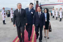 Зампредседателя НС Нгуен Кхак Динь встречает Председателя Государственной думы РФ Вячеслава Викторовича Володина. Фото: quochoi.vn