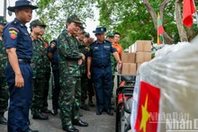 Отряд спасателей ВНА вручает гуманитарную помощь Мьянме. 