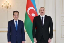 Посол Данг Минь Кхой и Президент Азербайджана Ильхам Алиев. Фото: baoquocte.vn