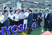 Премьер-министр Фам Минь Тьинь и сотрудники, рабочие корпорации Hyosung. Фото: Тхань Жанг