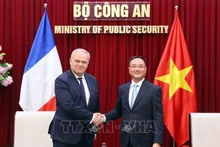 Замминистра общественной безопасности Фам Тхе Тунг и Министр внутренних дел Франции Франсуа-Ноэль Бюффе. Фото: ВИА