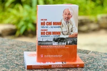 Книга предлагает читателям всесторонний обзор жизни, деятельности, взглядов, нравственности и стиля Президента Хо Ши Мина.