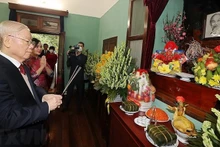 Генеральный секретарь ЦК КПВ Нгуен Фу Чонг зажигает благовония в память о Президенте Хо Ши Мина. Фото: ВИА