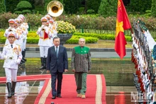 Президент То Лам и Президент Тимора-Лешти Жозе Рамуш-Орта обходят строй почетного караула.