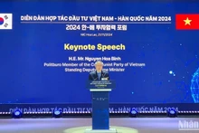 Постоянный вице-премьер Нгуен Хоа Бинь выступает на форуме. 