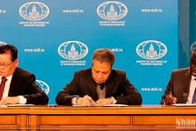 Посол Вьетнама в России Данг Минь Кхой оставляет запись в книге соболезнований в МИД России. Фото: Суан Хынг
