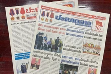 На первых страницах крупных газет Лаоса были размещены статьи, посвященные вьетнамско-лаосским отношениям. Фото: Хай Тиен