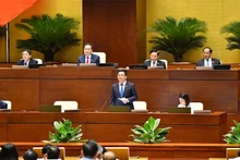 Министр промышленности и торговли Нгуен Хонг Зиен отвечает на вопросы депутатов НС.