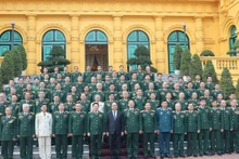 Президент Нгуен Суан Фук и ветераны войны 341-й дивизии. Фото: vpctn.gov.vn