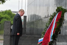 Президент России Путин возложил венок к Мавзолею Президента Хо Ши Мина