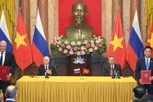 Президент То Лам и Президент России Владимир Путин на церемонии обмена документами о сотрудничестве между двумя странами.