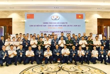 Молодые офицеры Сил береговой охраны Вьетнама и Китая. Фото: qdnd.vn