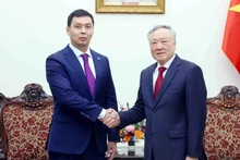 Постоянный вице-премьер Нгуен Хоа Бинь и Председатель Агентства Казахстана по противодействию коррупции Жумагали А.Ж. Фото: ВИА
