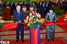 Оба руководителя разрезают ленту в знак открытия здания НА Камбоджи. Фото: ВИА