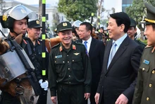 Президент Лыонг Кыонг и военнослужащие Командования мобильной полиции.