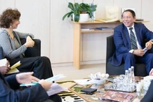 Министр культуры, спорта и туризма Нгуен Ван Хунг и Генеральный директор ЮНЕСКО Одри Азуле. Фото: ВИА