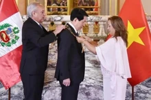 Президент Перу Дина Эрсилия Болуарте Зегарра вручает Орден «Солнце Перу» Президенту Вьетнама Лыонг Кыонгу. Фото: ВИА