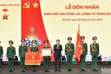 Президент Лыонг Кыонг вручает значок о присвоении звания «Герой народных вооруженных сил» Аэрокосмическому институту «Вьеттел».