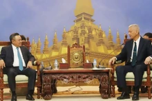 Председатель Народного комитета г. Ханоя Чан Ши Тхань (слева) и Председатель Народного совета г. Вьентьяна Ануфап Туналом. Фото: ВИА
