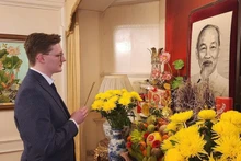 Г-н Кирил Уиттакер воскуряет благовония в память о Президенте Хо Ши Мине в Посольстве Вьетнама в Великобритании. Фото: ВИА