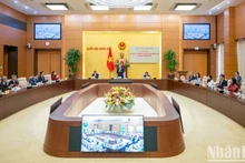 Председатель НС Чан Тхань Ман председательствует на встрече. Фото: Зюи Линь
