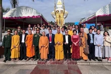  Делегаты фотографируются на память у Памятника вьетнамско-лаосскому боевому союзу. Фото: ВИА. 